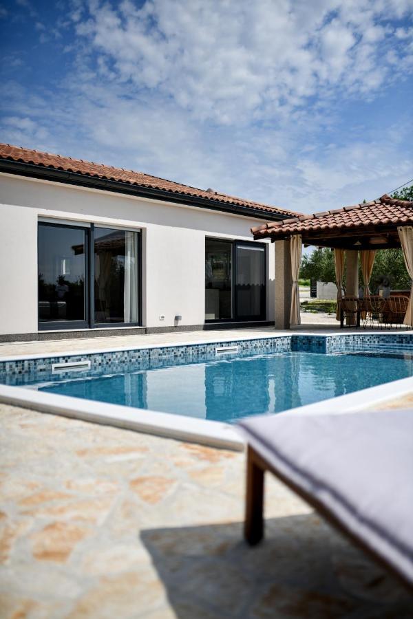 Wonderful Holiday House Bruno With Heated Pool Zadar Ngoại thất bức ảnh